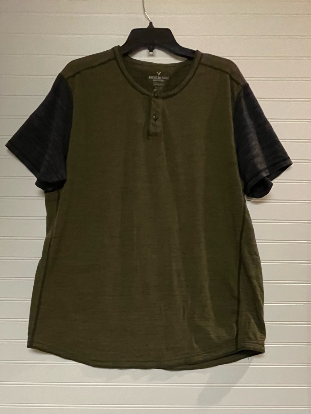 American Eagle Henley XL Active Flex Short Sleeve Shirt EUC